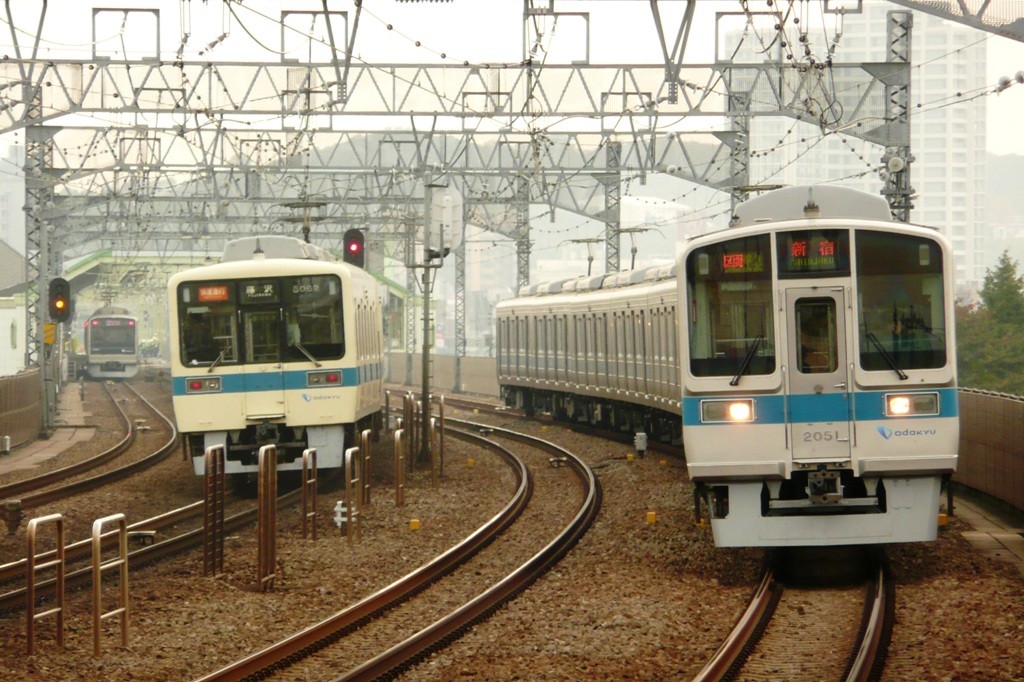 2051F区準と8062F快急の並び（2008年11月18日、狛江駅にて）