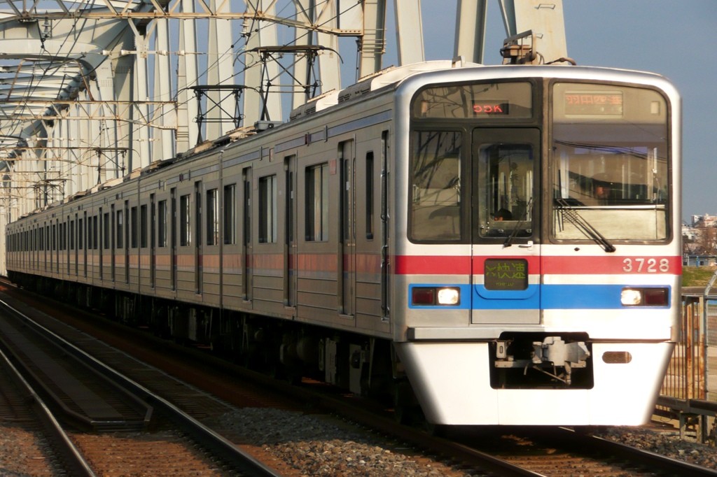 鉄橋を渡る3700形、快速羽田空港行き（2009年3月21日、江戸川駅にて）