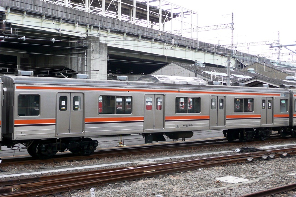 綺麗に整備された、入場中の205系中間車（2009年3月27日、大宮駅にて）