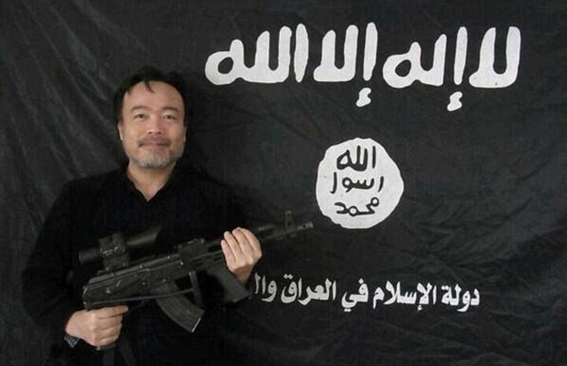 画像：機関銃を構える常岡氏