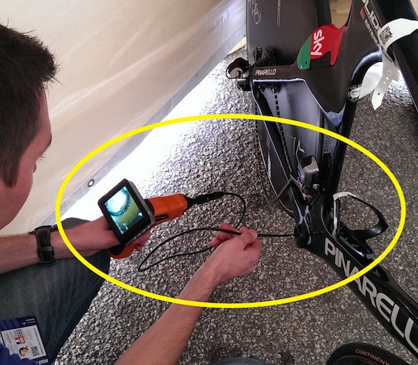 キリエンカ(チームスカイ)のバイクを検査するUCIの職員 画像:キリエンカ(チームスカイ)のバイクを検査するUCIの職員