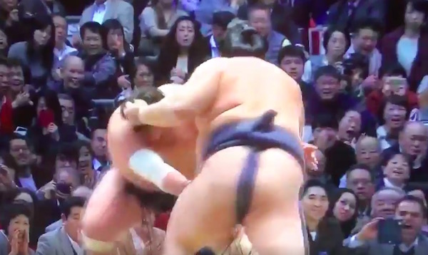 本割で照ノ富士を下した稀勢の里 画像:本割で照ノ富士を下した稀勢の里