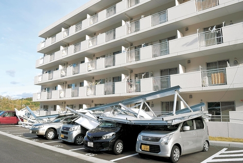 車両の上に落下した太陽光パネル 画像:車両の上に落下した太陽光パネル