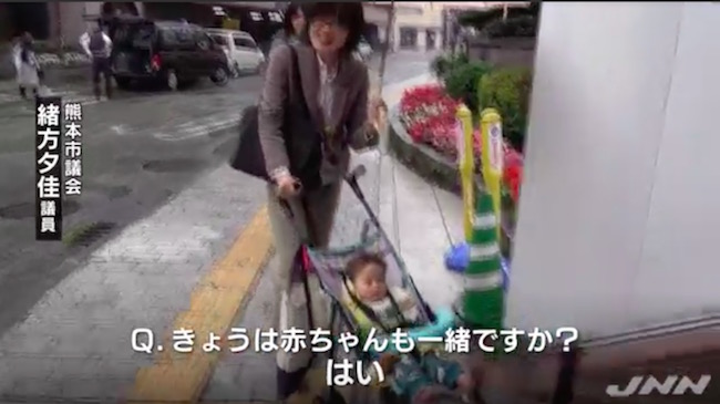 乳児を確信犯的に議場に連れ込む緒方・熊本市議 画像:乳児を確信犯的に議場に連れ込む緒方・熊本市議