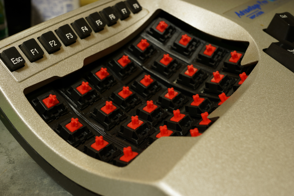 Kinesis Advantage: Cherry MX RedとBlue switch (赤軸化、青軸化