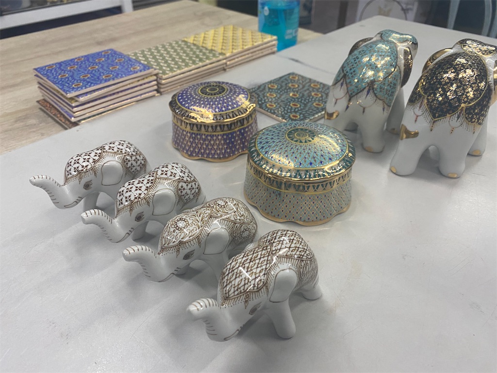 ベンジャロン焼き象の置物