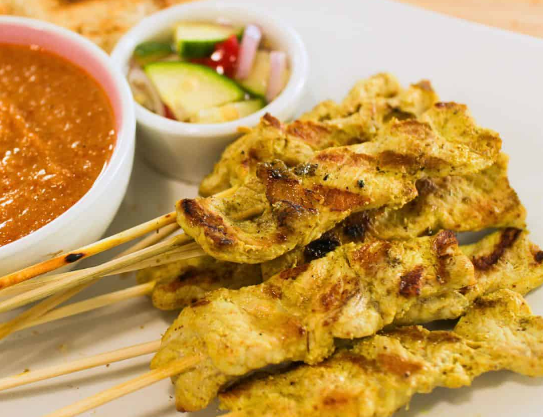 タイの夜を彩る酒の肴 - サテー（Satay）の魅力 - シラチャ進出・不動産投資