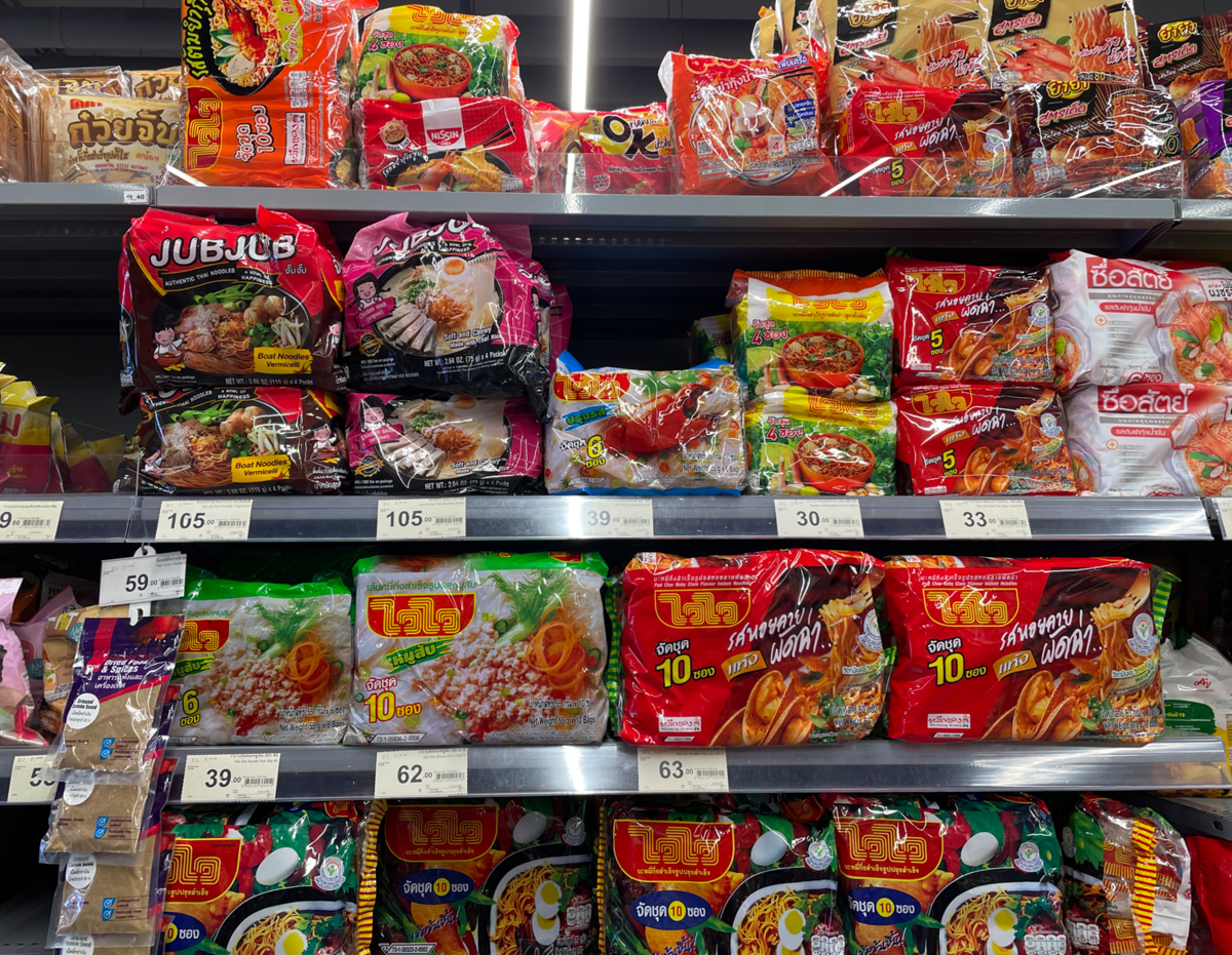 タイのインスタントラーメンの世界：その歴史、種類、そして日本人への