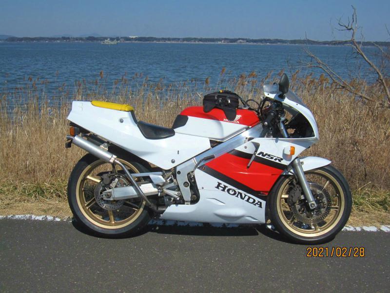 NSR250R ｶｳﾙにｶｰﾎﾞﾝ調ｼｰﾄを貼る-6(「銀ﾃﾗ」から「赤ﾃﾗ」に) - 無限