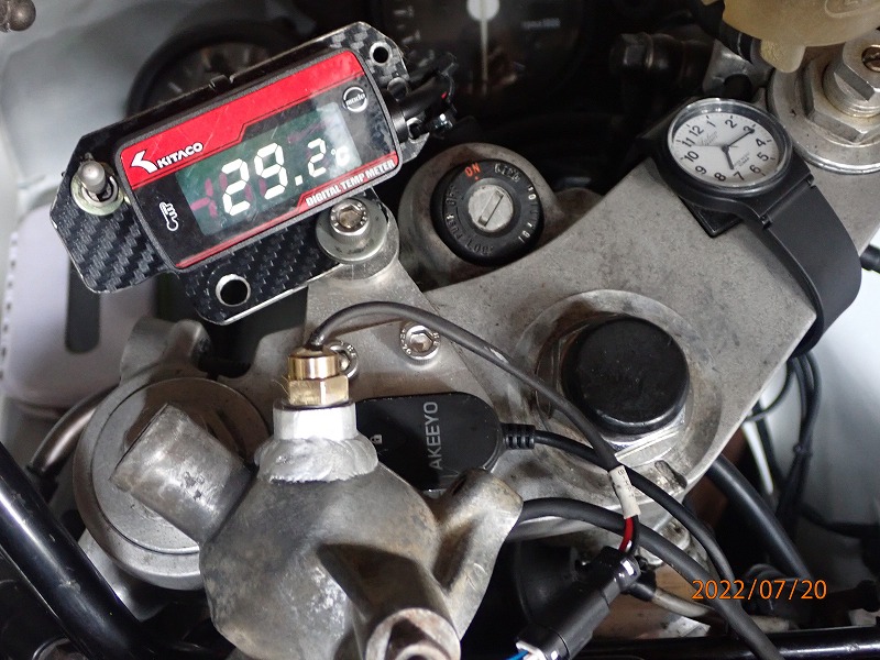 NSR250R MC18 89 ﾃﾞｼﾞﾀﾙ水温計を付ける-3(水温計取付) - 無限