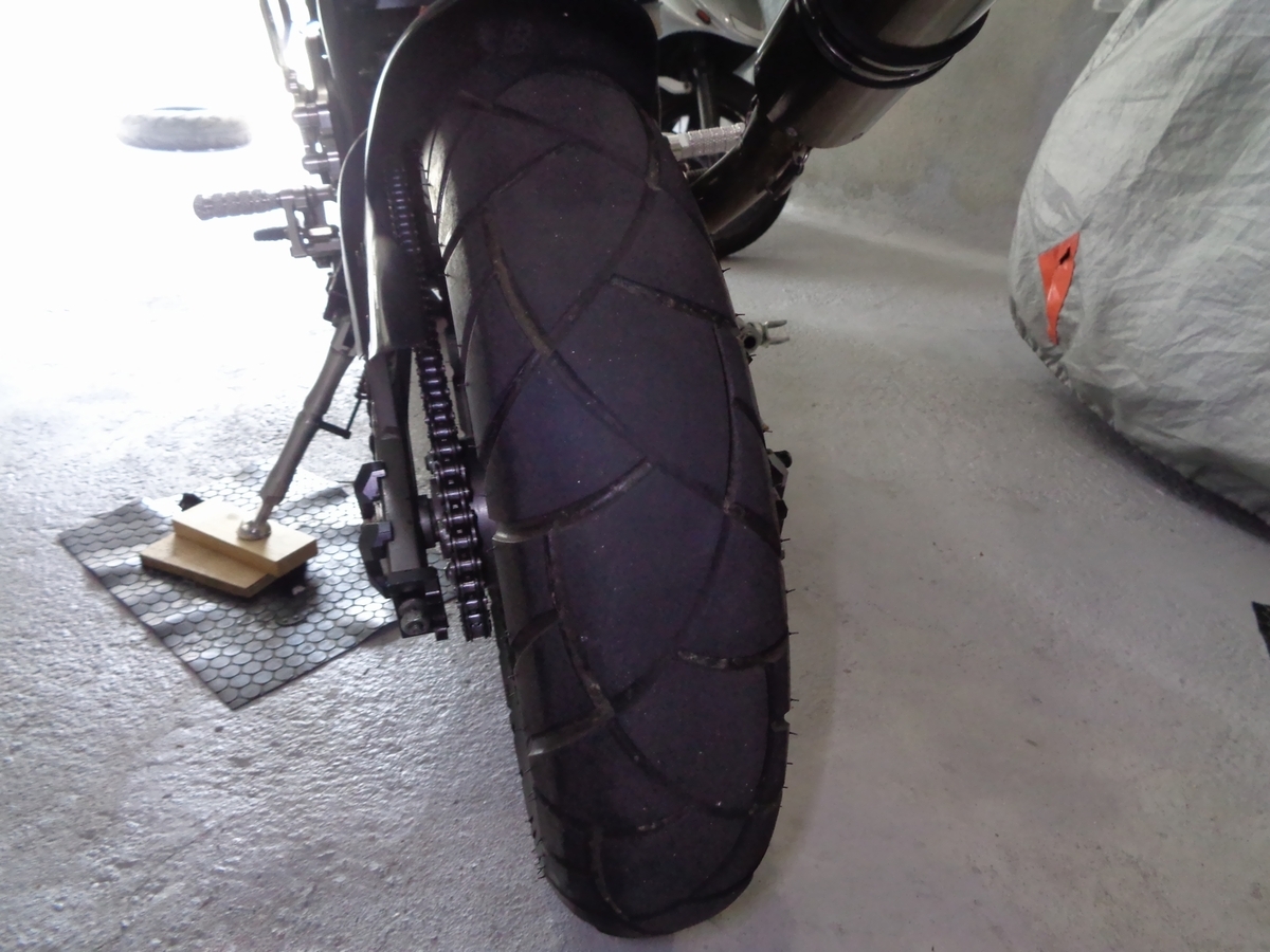 ◯sym RX110 EFI リアタイヤ新品交換！ ◯sym RX110 EFI リアタイヤ新品交換！ バイクのタイヤ亀裂&ツルツルで