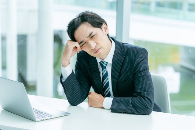 30代男性会社員が将来について悩んでいる