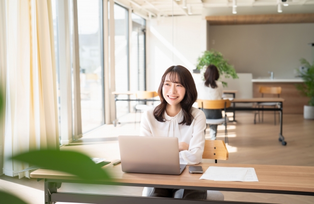 カフェでウェブデザイン、ウェブマーケティングをオンラインで勉強中の女性