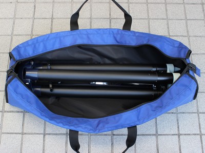屈折用バッグMにメタル三脚SEを収納した例