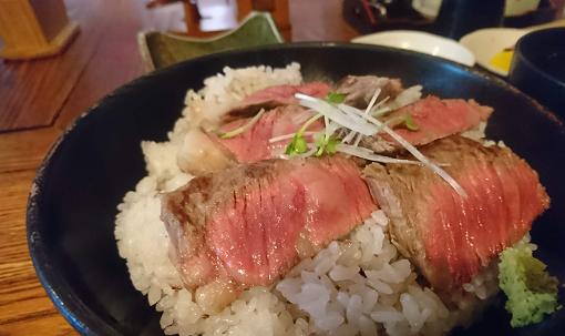 箱根にある いろり屋 メニューは足柄牛のステーキ丼とアワビ丼だけだ 三百星は神奈川産