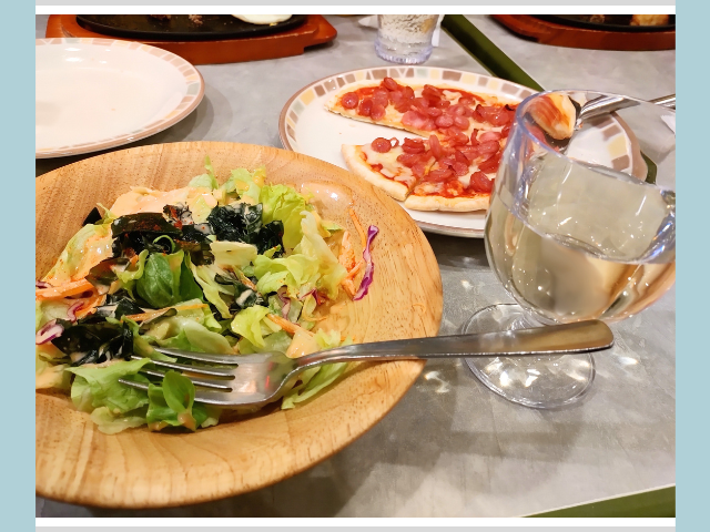 サイゼリヤ　飲み　楽しい