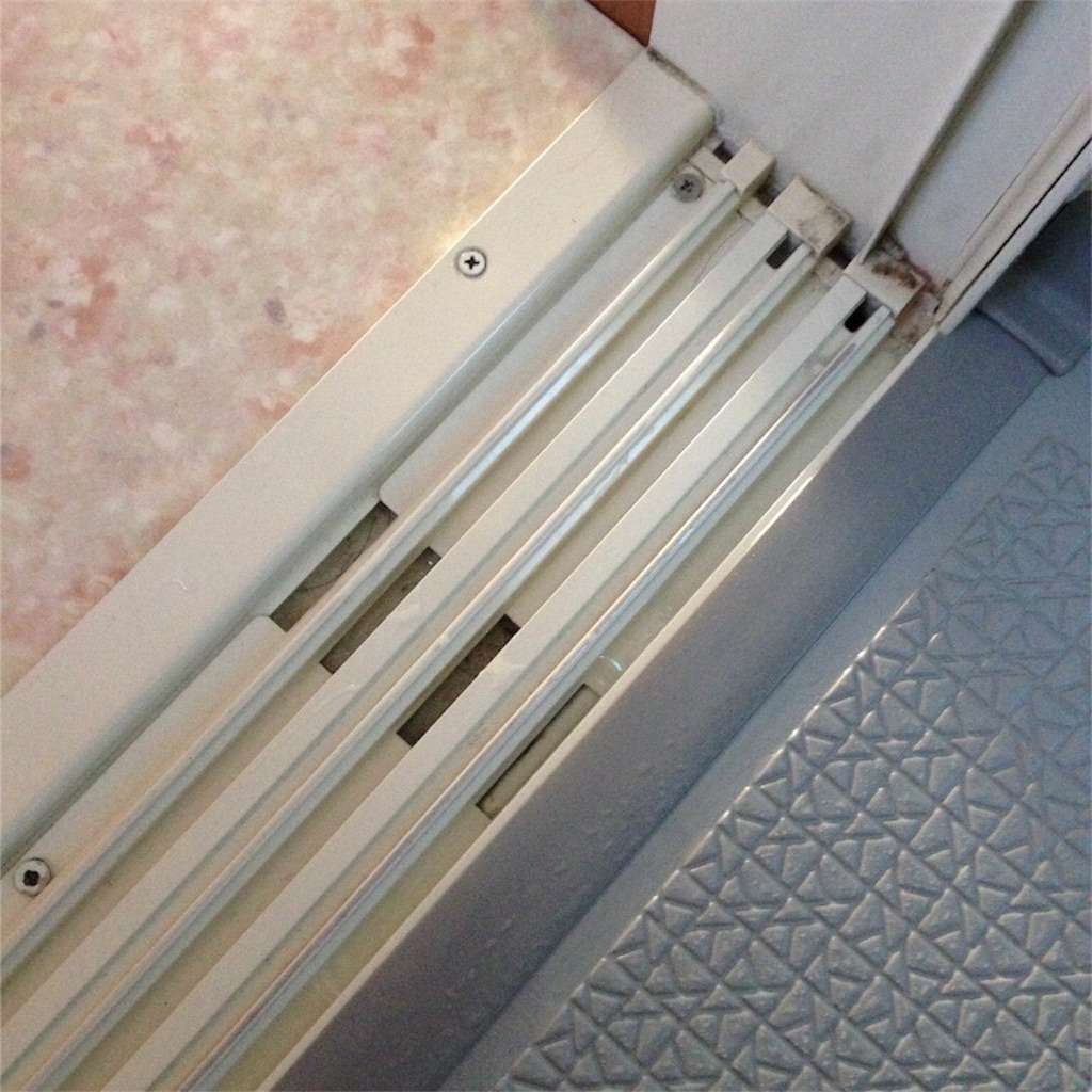 お風呂扉のレールの汚れを簡単キレイにする方法をこっそりご紹介 くらしの知恵 ラボ
