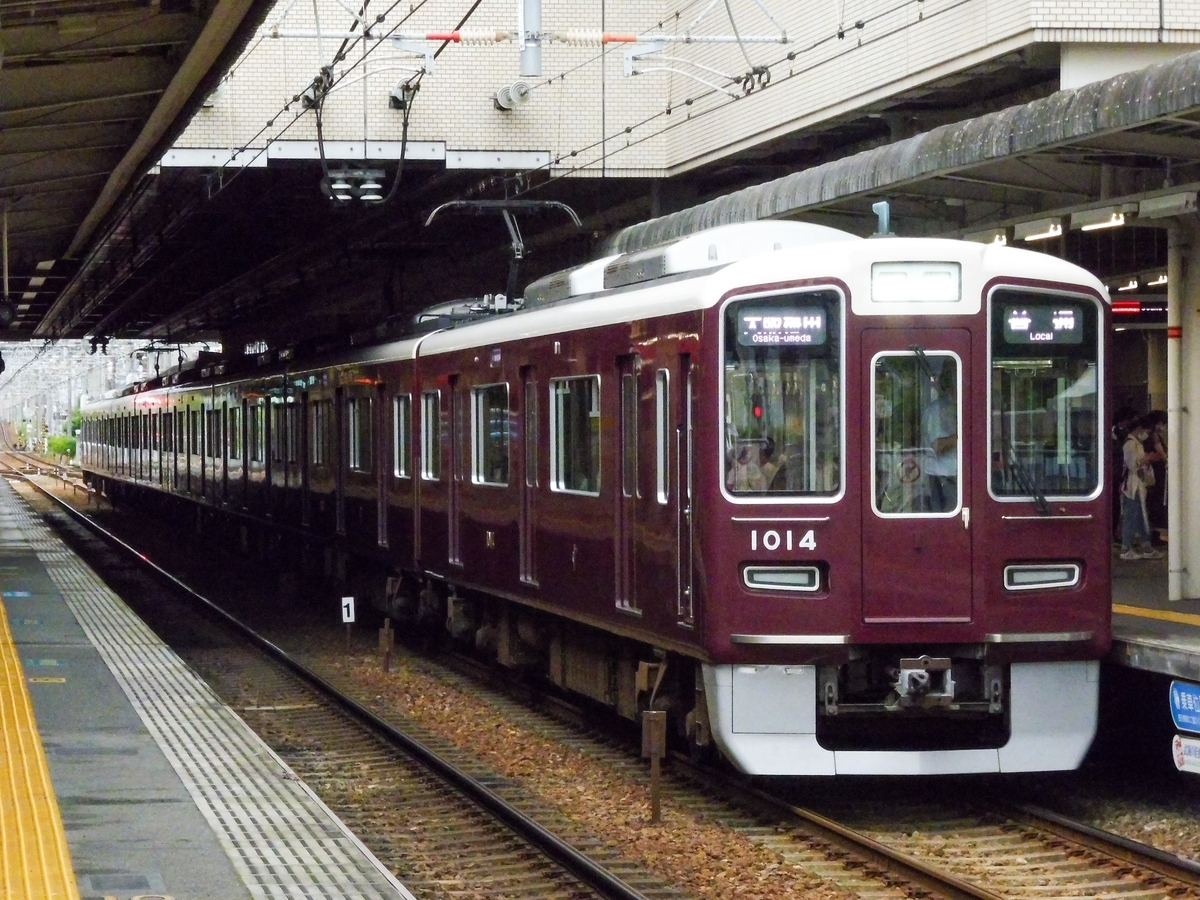 阪急神戸本線所属の1014F（西宮北口駅停車中）