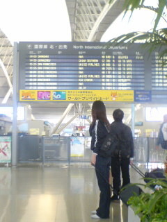 4月24日、関西国際空港・見送り前の電光掲示板
