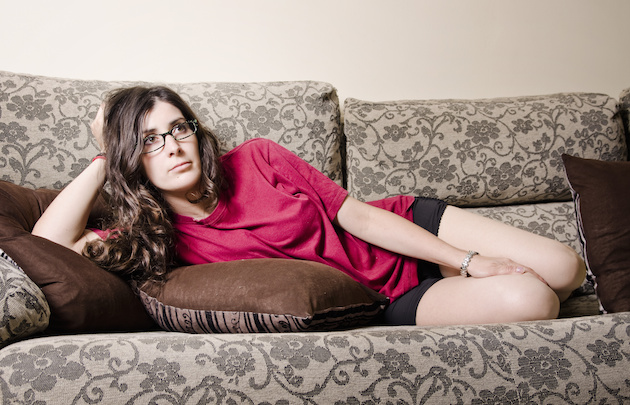 Woman in sofa watching tv