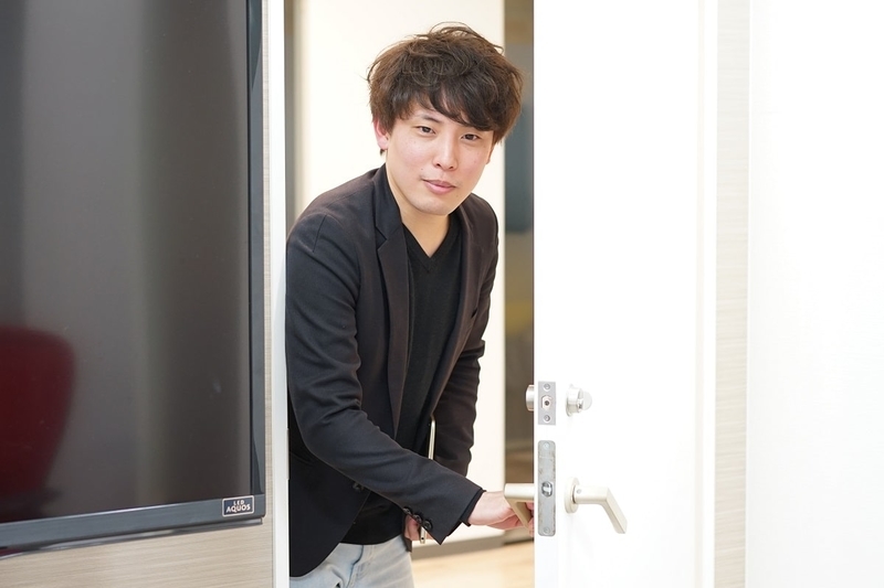 会議室に現れる渡邉慎平氏