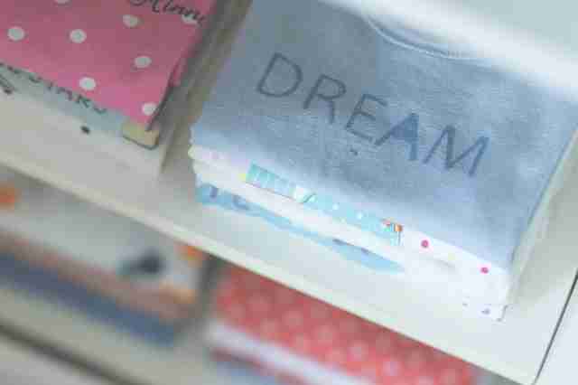 2歳の子供が服を着るのを嫌がるへの対処法 上手に着替えさせるコツって お役立ち情報サーチ