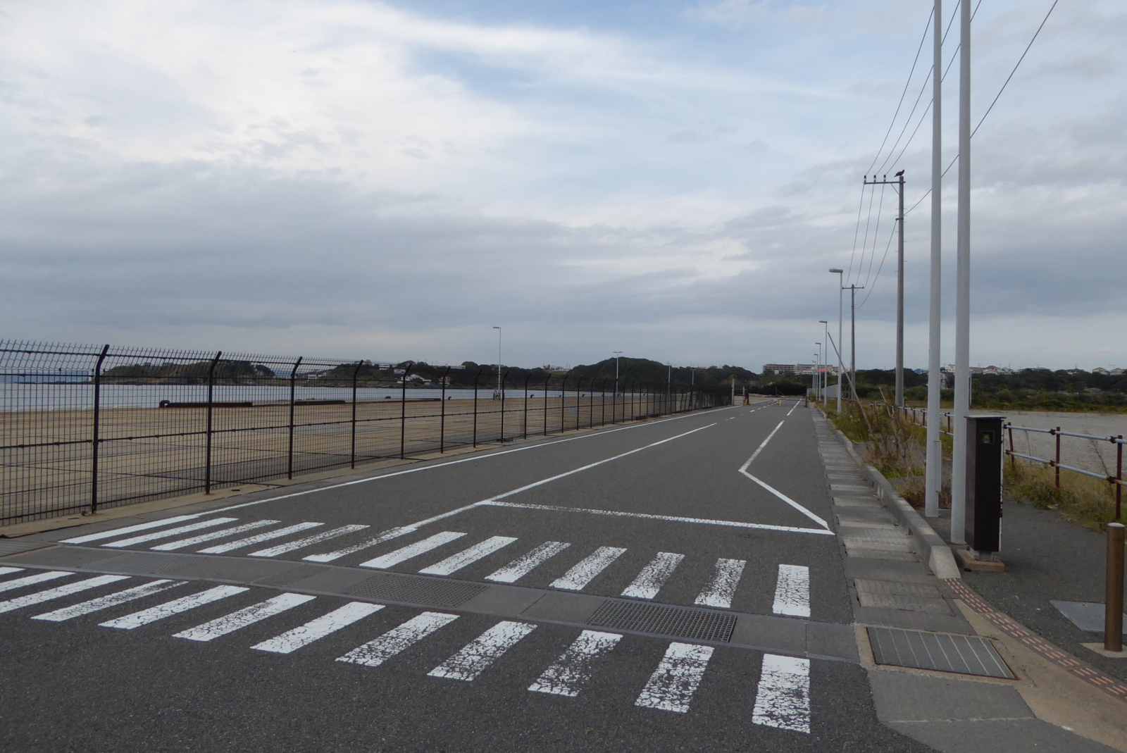 神奈川県 三浦市 仮面ライダードライブでみた長い直線道路 かきたいやうにかく