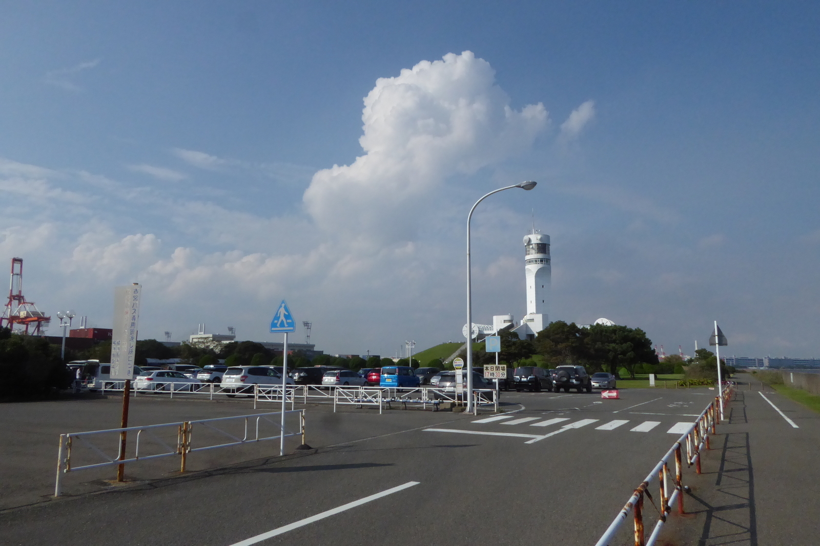 神奈川県 横浜市 横浜港シンボルタワーの写真 かきたいやうにかく 神奈川県 横浜市 横浜港シンボルタワーの写真 かきたいやうにかく