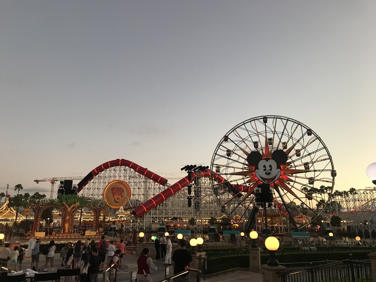 Dlr19 ピクサーの宝庫 ランプライトラウンジとネオンが綺麗なカーズランドの夜 2日目 後編 My Disney Experience