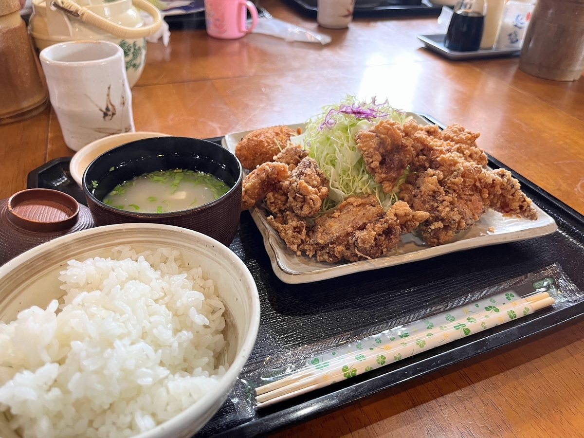 竹亭の唐揚げ定食。キャベツとごはんはお代わり自由