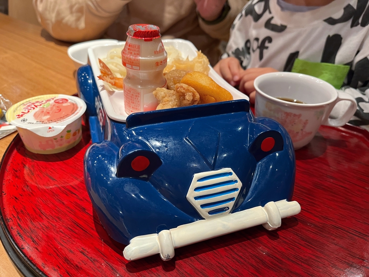 お子様セットは車で来るので子供はテンションが上がってました