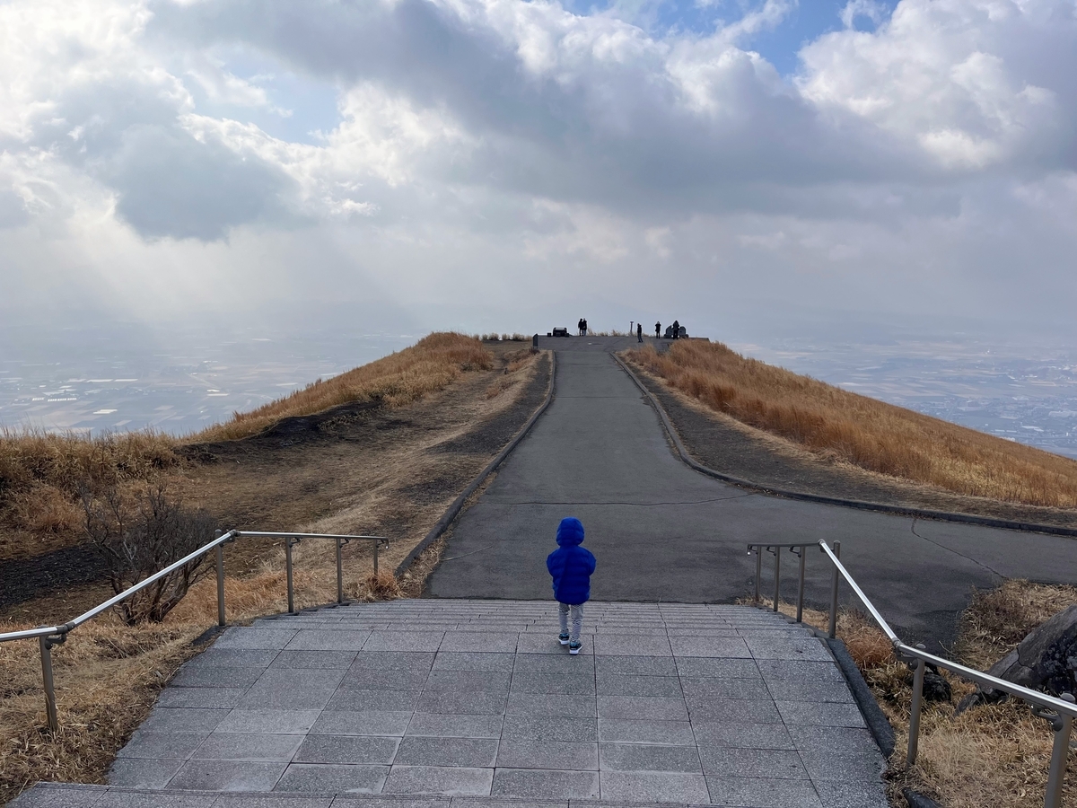 大観峰。風が強くて寒く