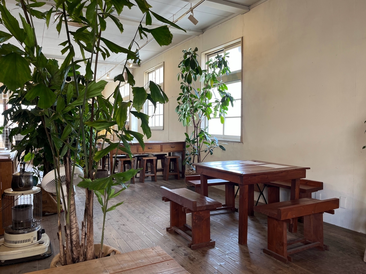 お店の中はあったかくて観葉植物がたくさん。