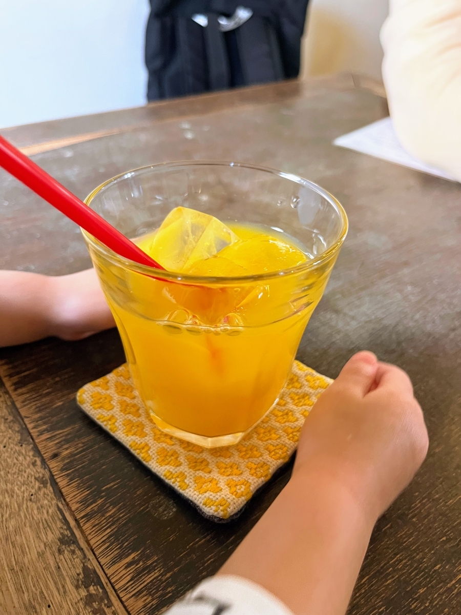 子どもサイズのオレンジジュース。