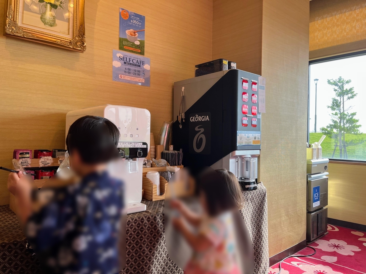 ホテルのロビー。無料コーヒーコーナーがあった