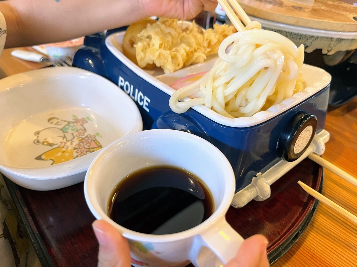 おもちゃ付きのお子様プレート