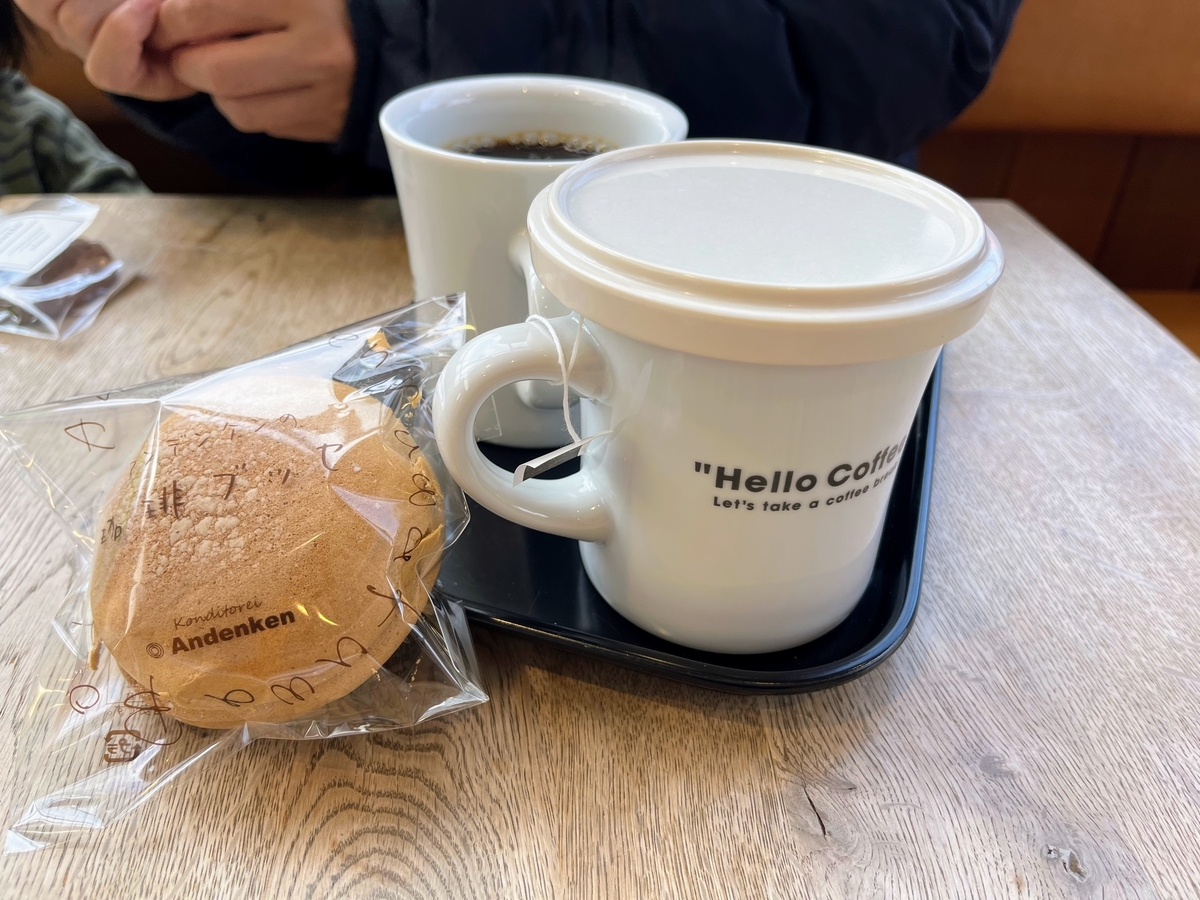 danken coffeeのカフェでdankenのお菓子屋さんで買ったお菓子と一緒に
