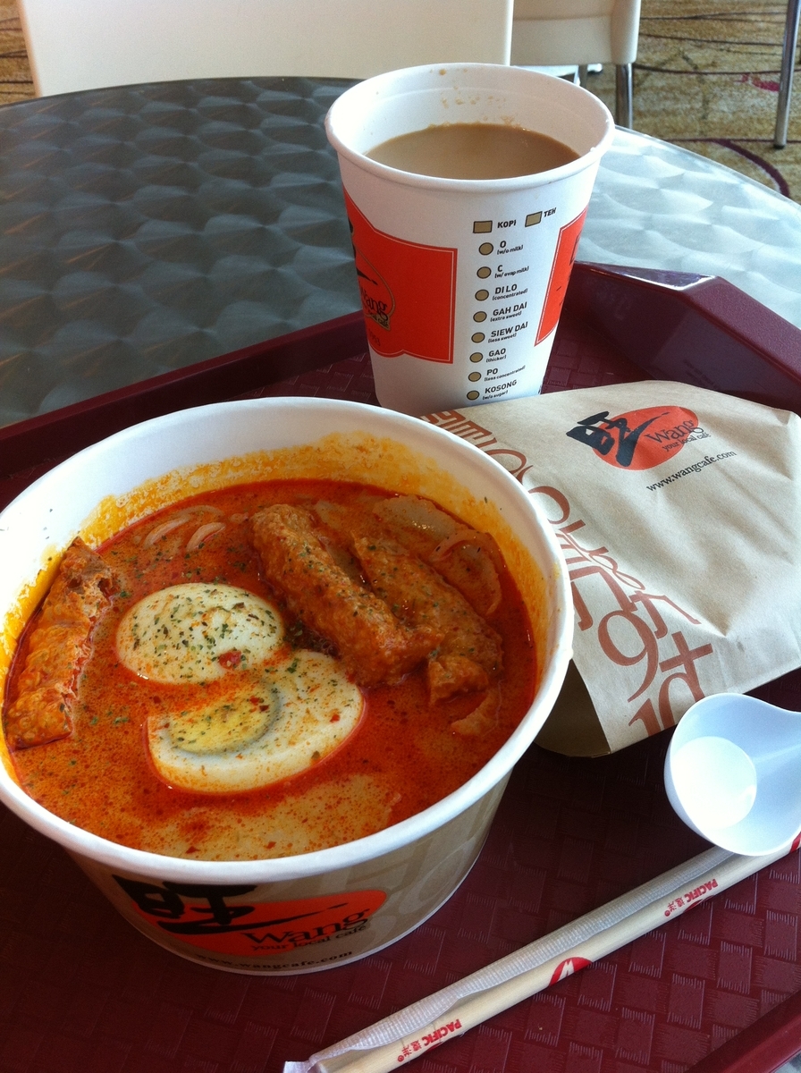 空港で食べたシンガポール名物のラクサ