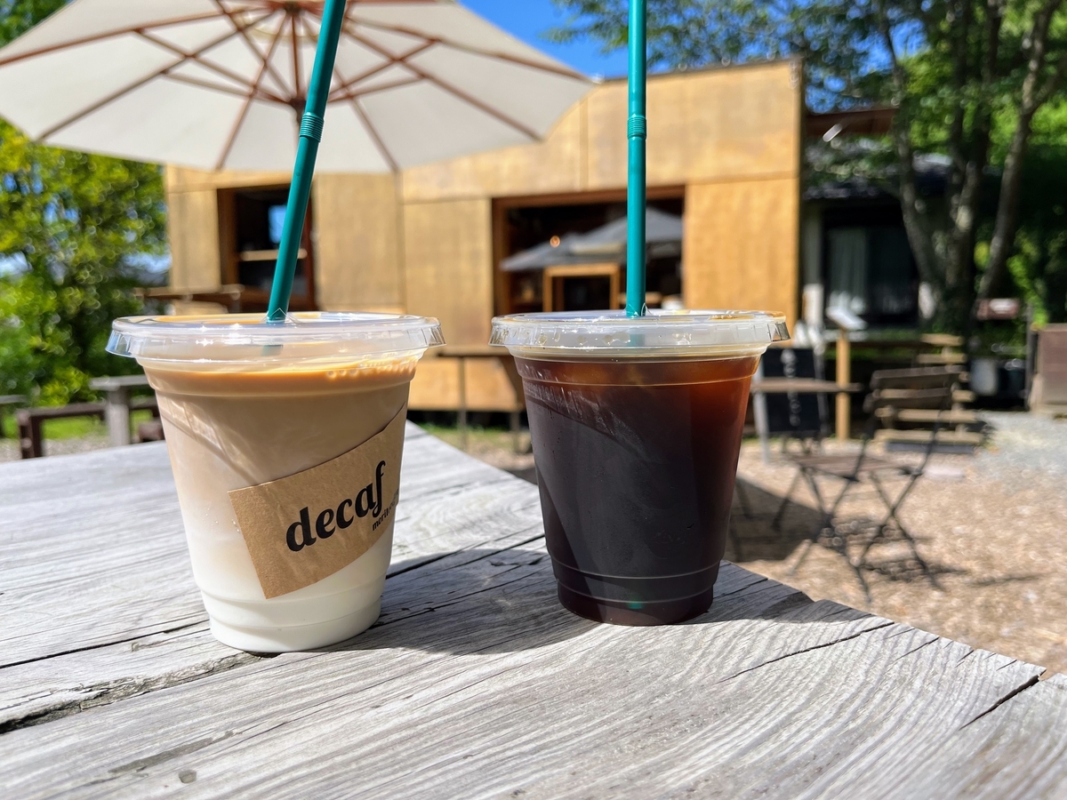 森とコーヒー。外には椅子と机が