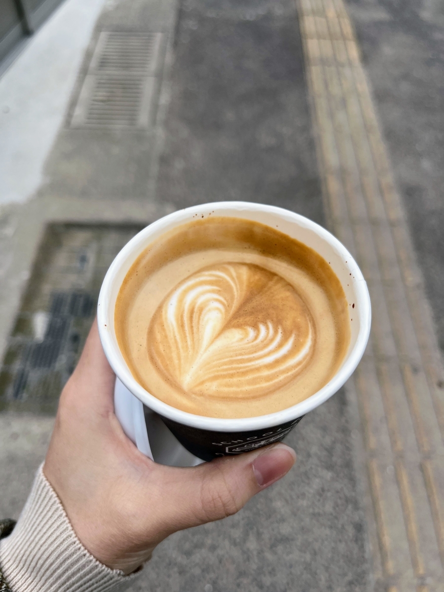 おすすめされたschool bus coffeeのフラットホワイト