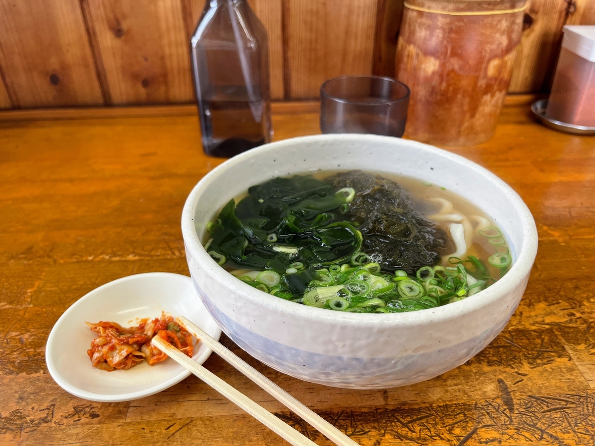 天ぷらうどん屋さんのわかめうどん