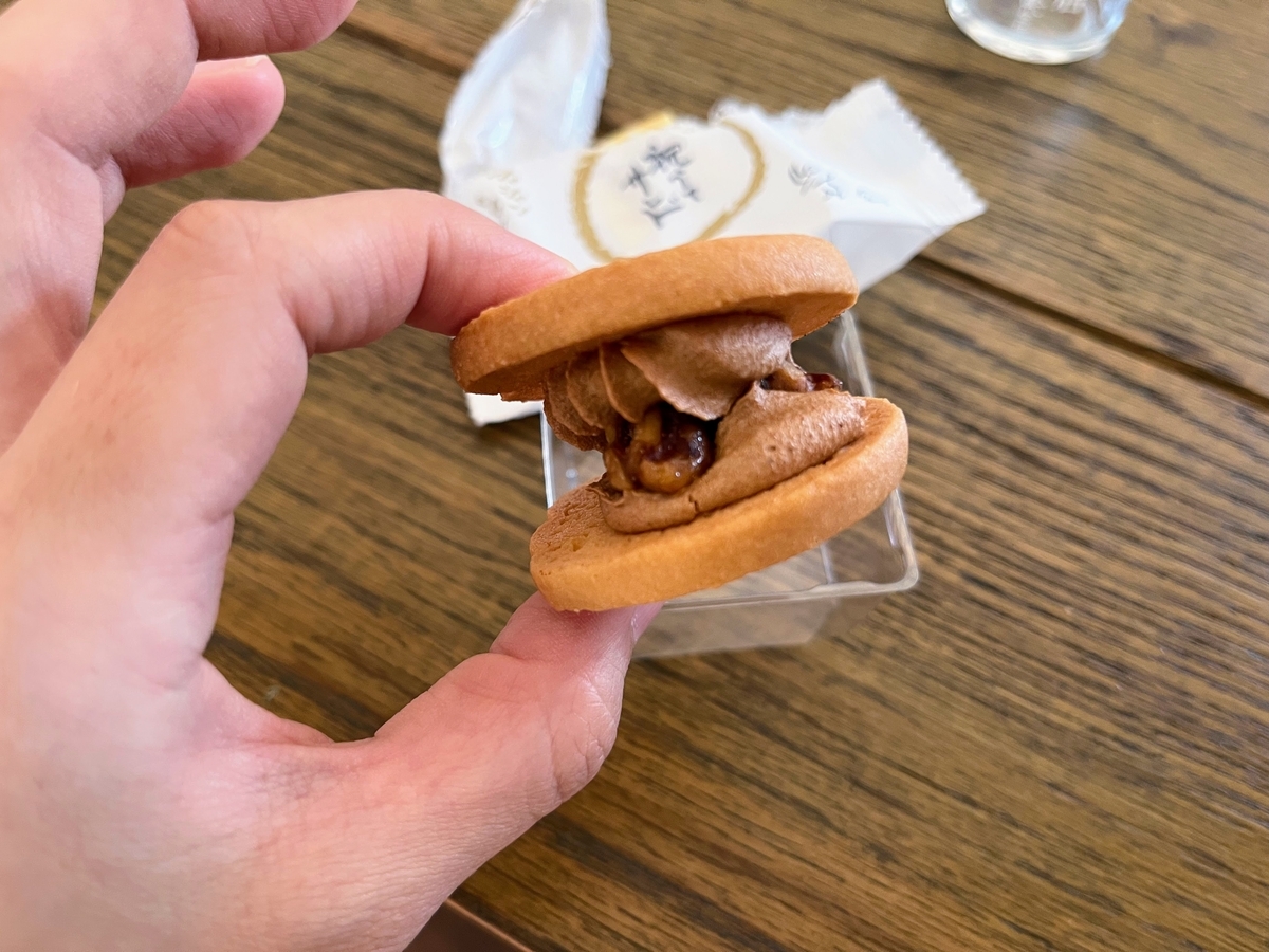 中身はキャラメルクリームとくるみが入っている