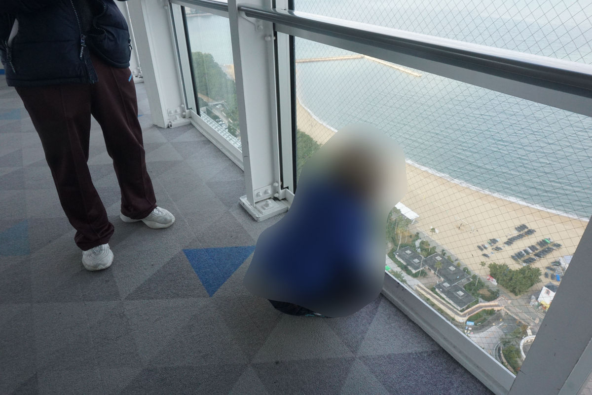 下をのぞく子ども。大人になると怖くてのぞけない