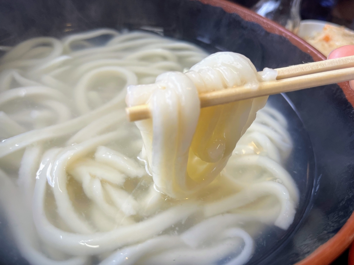 牧のうどんの釜揚げ、麺の固さはやわ。箸で持つと切れそう