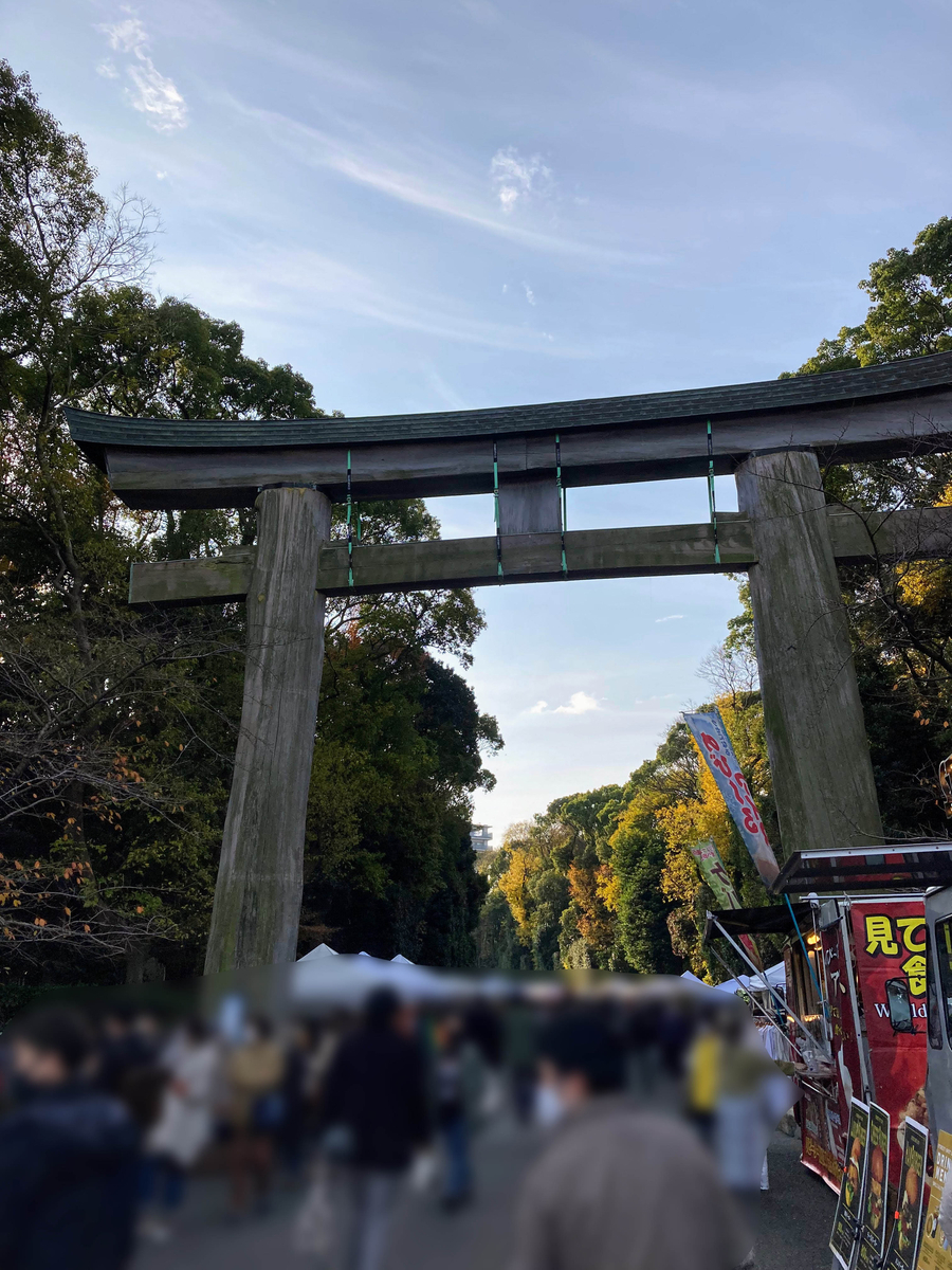 護国神社で開催される蚤の市