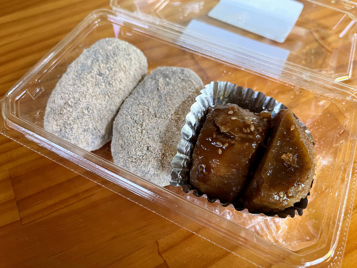 うむムッチー。サトイモをつぶしておもち？っぽくしてた。右側も甘い。