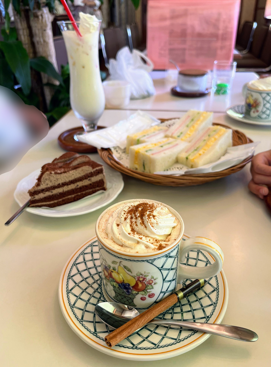 手前はカフェカプチーノ。シナモンのスティックがついてておいしい