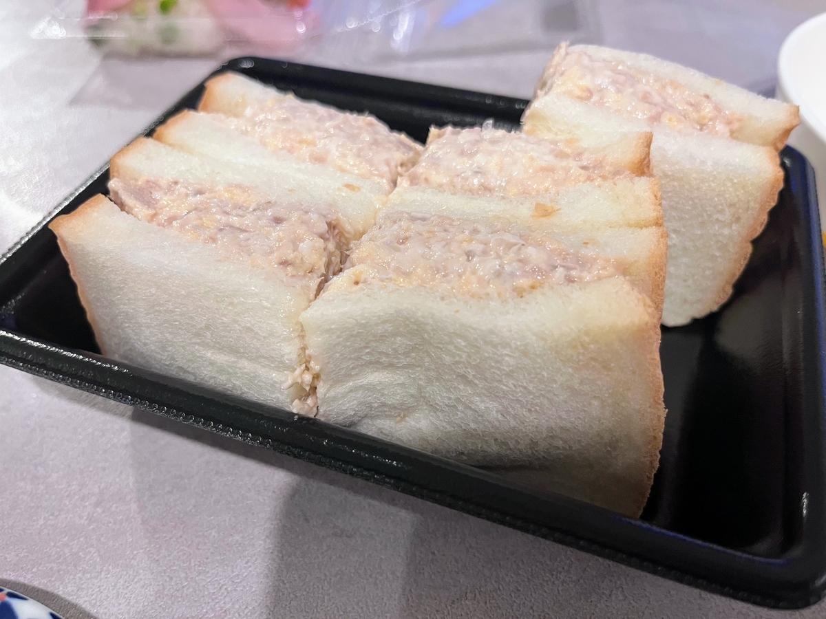 ロピアで買ったツナマヨサンド、切りました