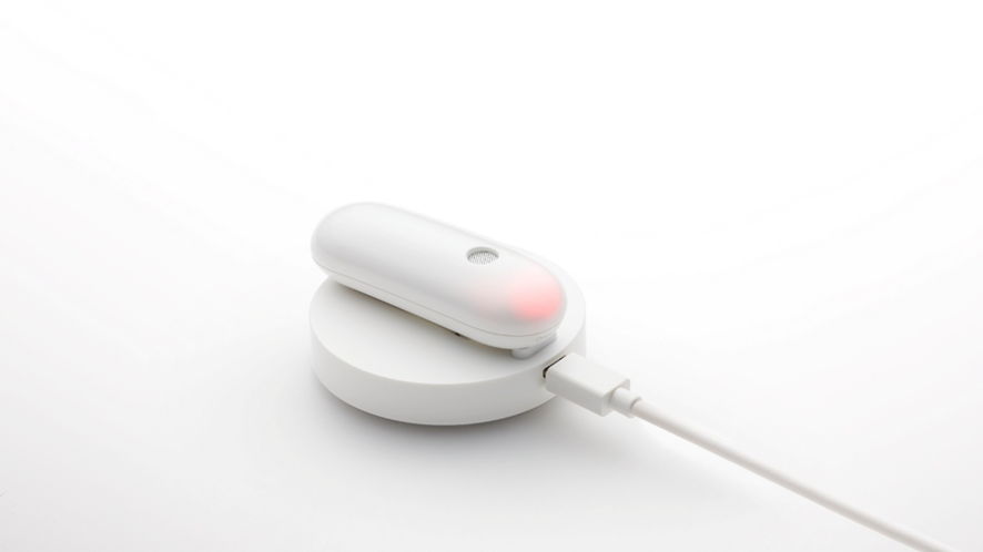 Ontennaが充電され、赤色に光っている