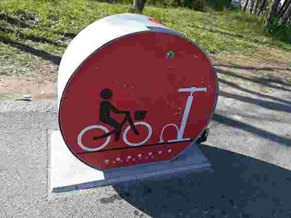 自転車の空気を入れる機械が歩道に設置されている。
